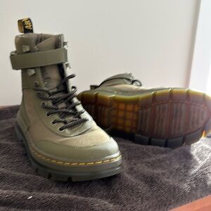 Dr. Martens Tract Combs -size 6 mens (7.5 womens) like new!